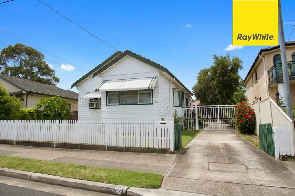 Lidcombe 2कमरा ELEVATED FAMILY HOME ON 626SQM WITH FUTURE POTENTIAL (S.T.C.A)