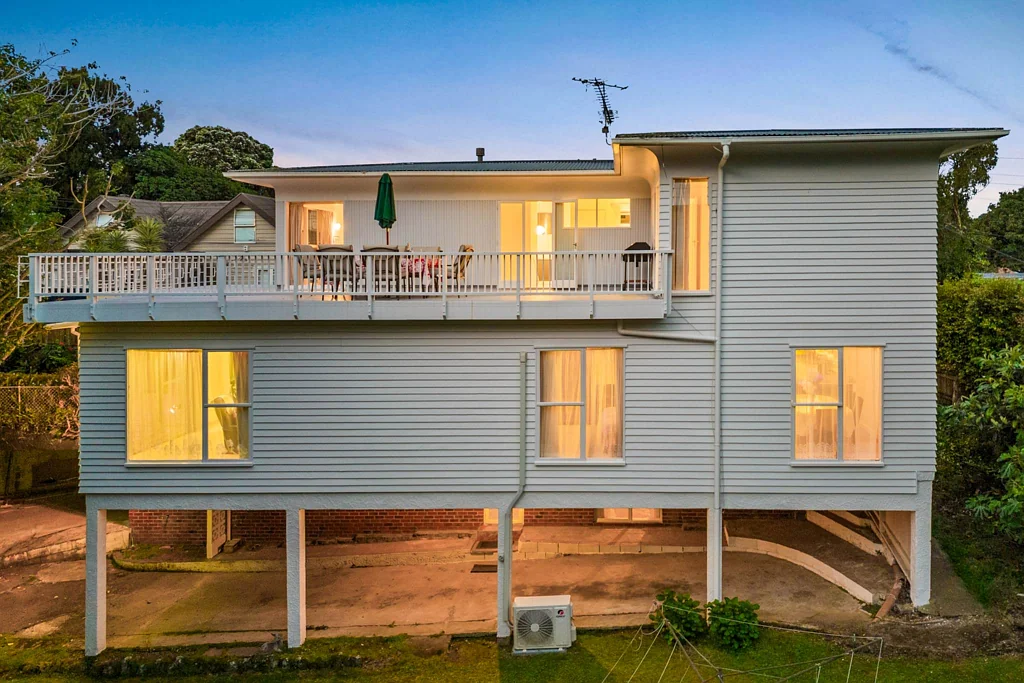Mount Albert 4침실 Warm home with the Landbank at Mt Albert.