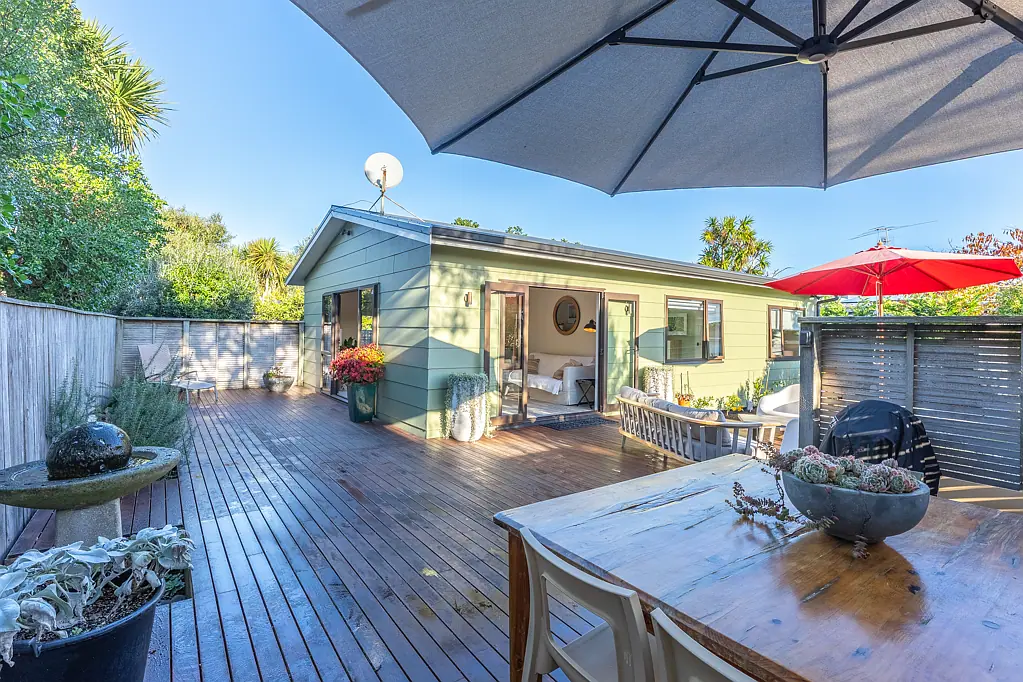 Waikanae Beach 2 Bedroom OLDE BEACH - SECLUDED ENTRY LEVEL!