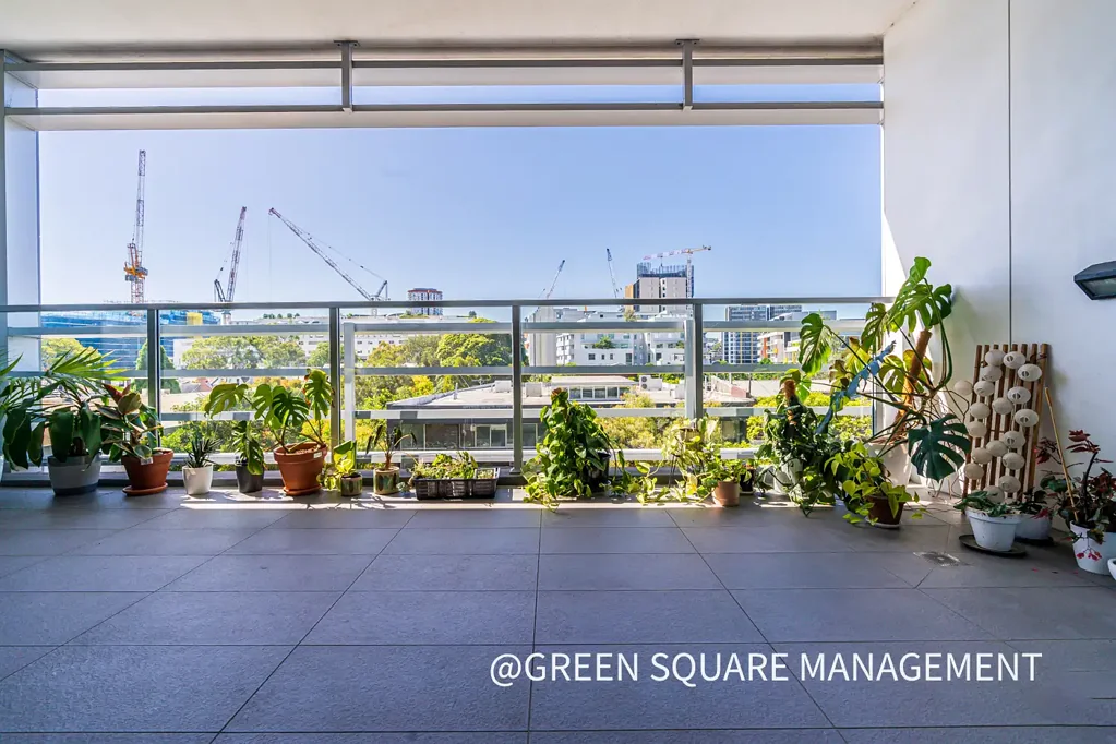 Furnished 2 Bedroom Moments from Green Square St
