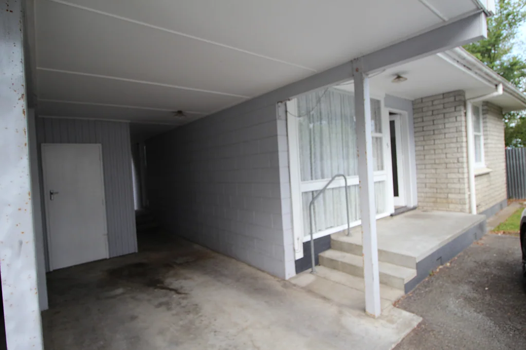 Tidy two bedroom unit - walk to town