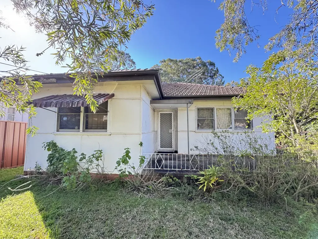 Spacious 2-Bedroom Home with Sunroom & Large Backyard � Prim