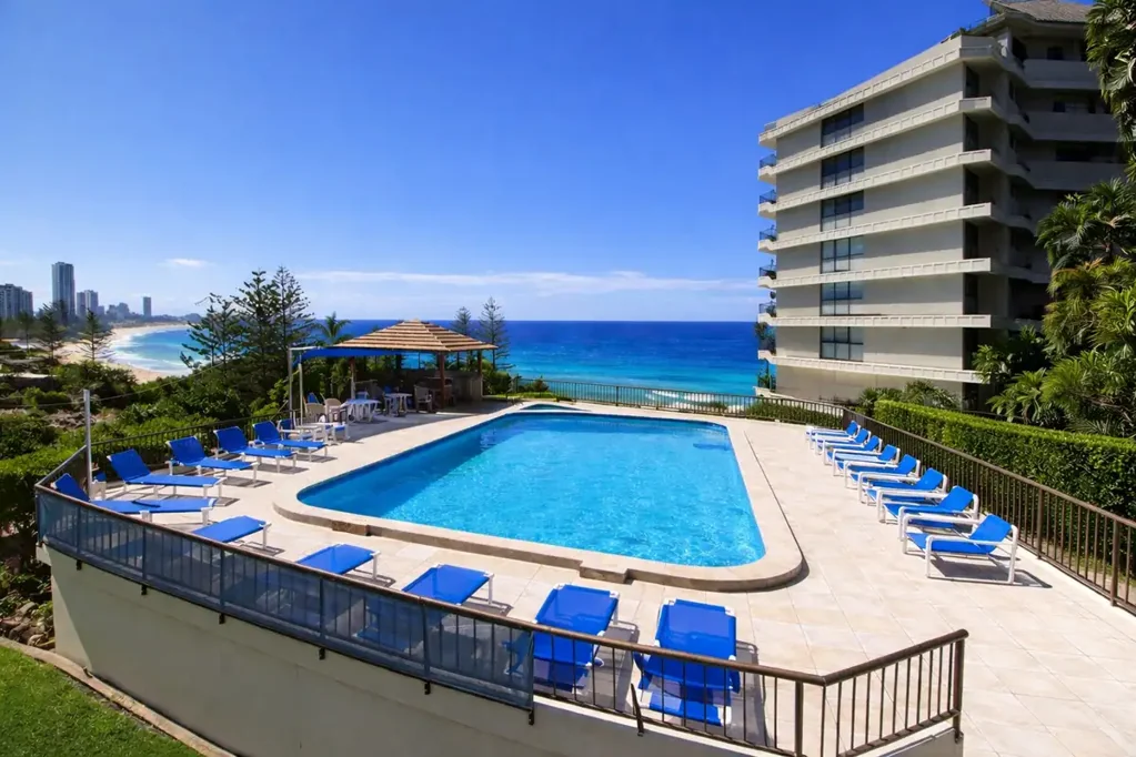Burleigh Heads 2침실 Spacious Ground Floor Apartment in Prime Burleigh Location!