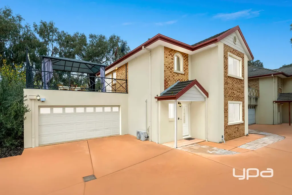 2/84 Lakeside Drive, Point Cook, VIC 3030