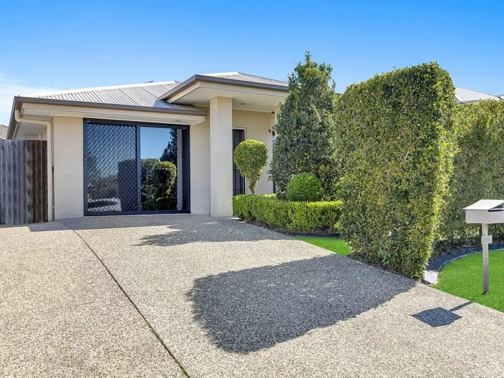 Deebing Heights 4房 2014年精装住宅 四卧两卫套内浴 主卧套房 安全纱窗 超低维护后院 大型太阳能系统 步行至学校 Modern Upgrade, Zero Maintenance: Fully Updated 4 Bed, Solar Powered Home Steps from Deebing Heights State School!