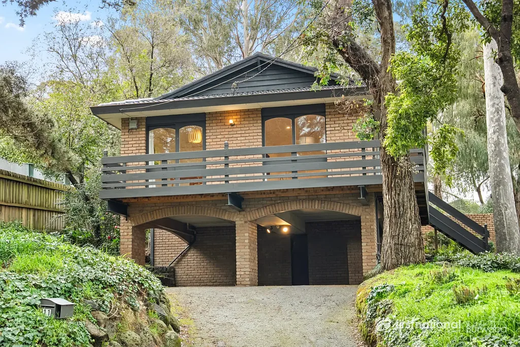 Blackburn 5房 林荫美景环绕 石材厨房Bosch电器 多功能生活区 步行湖畔商圈 双车库地下室 Luxuriously and thoughtfully renovated family design