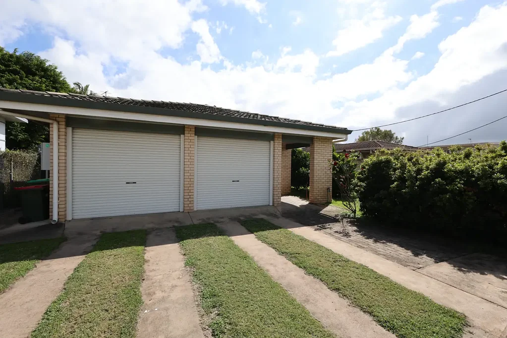 Ayr 4 Bedroom Immaculate 4-Bedroom Family Home with Solar, Pool & Entertainer's Kitchen