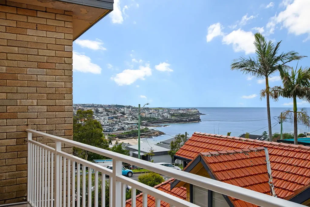 Top‑Floor Bronte Apartment with Spectacular Ocean Views