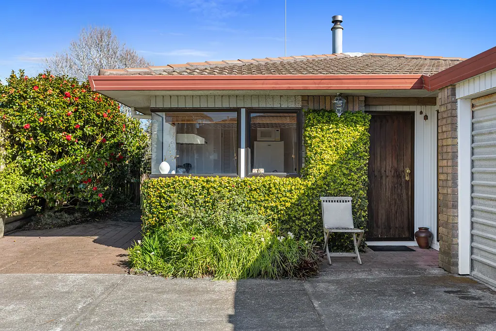 Papamoa 2ਬੈੱਡਰੂਮ Sunny Coastal Home, Full of Potential!