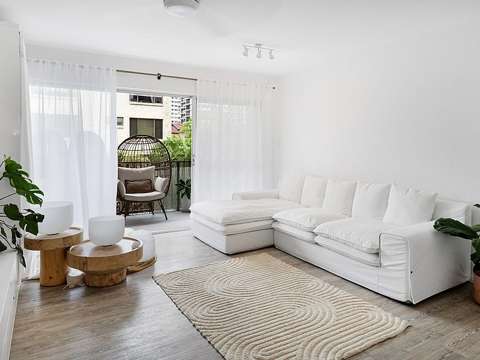 Surfers Paradise 2 Bedroom FULLY RENOVATED, NORTH FACING BEACHSIDE APARTMENT
