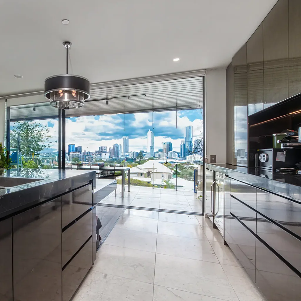 Executive Apartment in Highgate Hill 
Premium inner-city living in one of Brisbane’s most sought-after locations