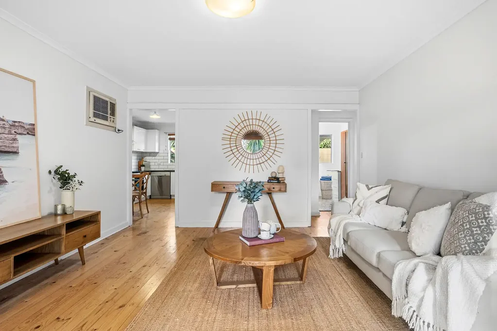 Glenelg East 2房  Stylishly Updated, Low-Maintenance Living in a Convenient Lifestyle Location
