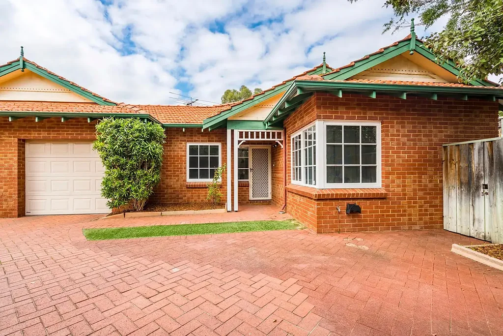 Bright and welcoming 3 bedroom house, adjacent to Mount Claremont Oval