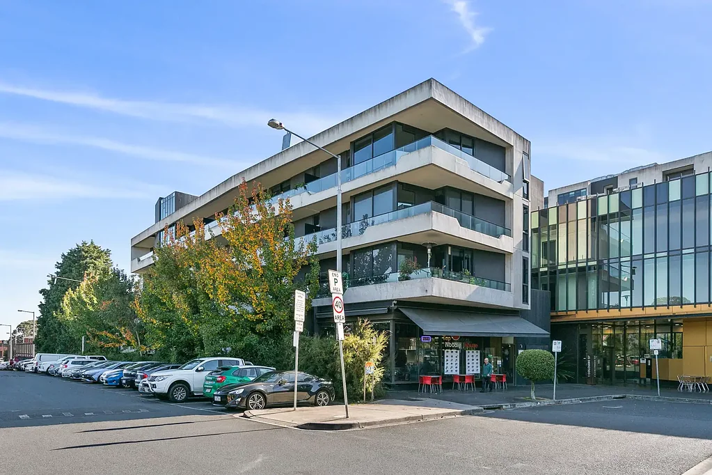 1 bedroom apartment in Mitcham next to train station
