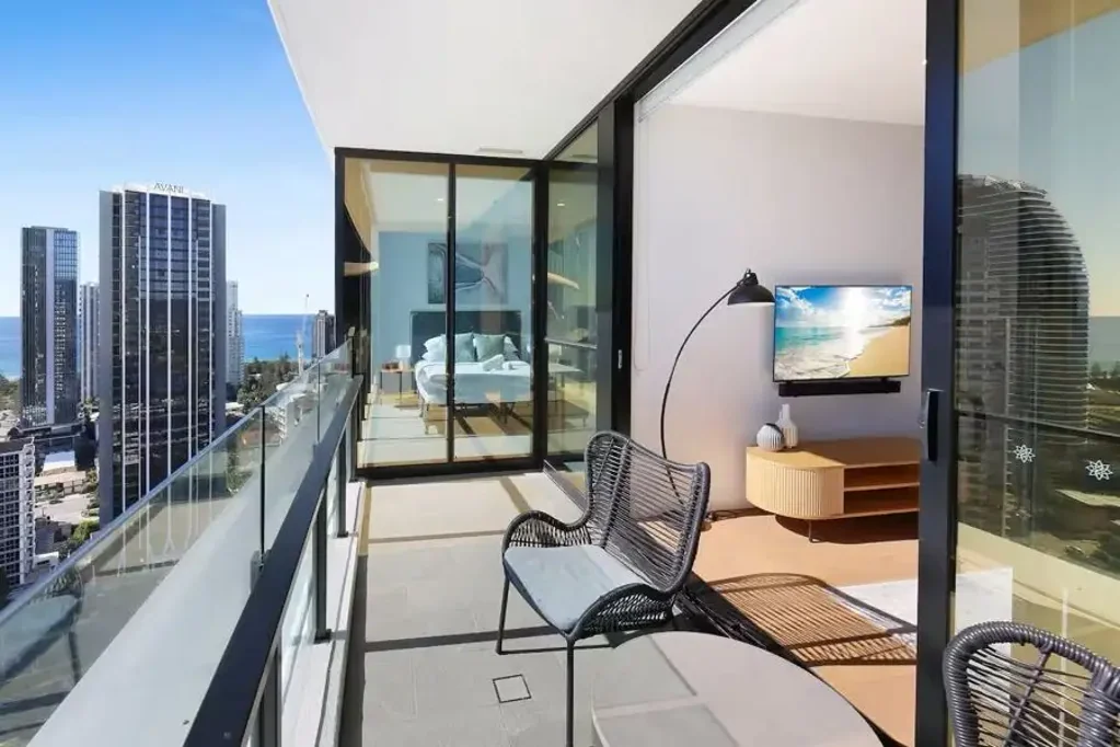 Broadbeach 2ਬੈੱਡਰੂਮ Elevated Broadbeach Living with Rare Secure Parking