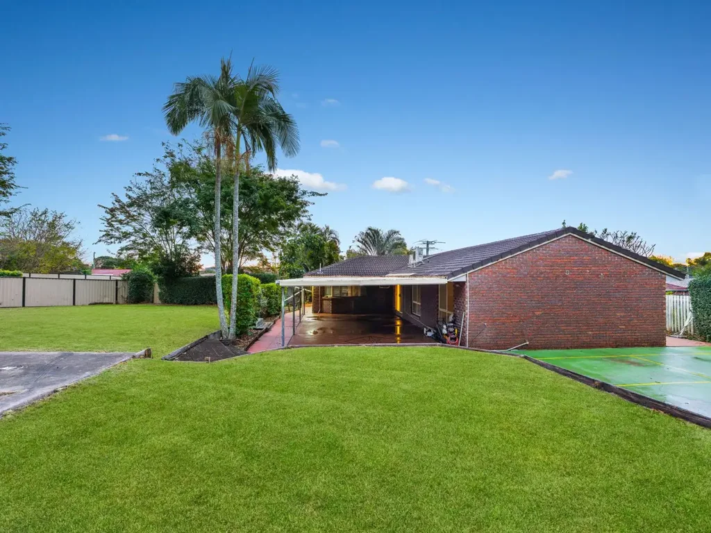 Redbank Plains 4chambre Charming Family Home on a Generous 1450 sqm Block