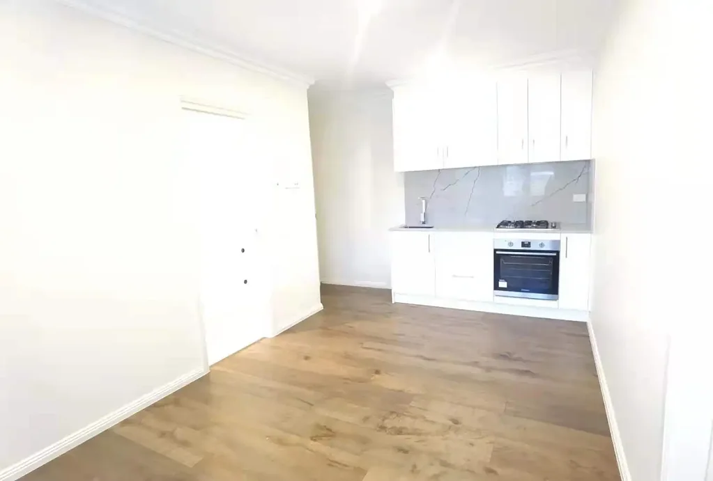 Nearly New Granny Flat Walk to Train Station School and Supermarket