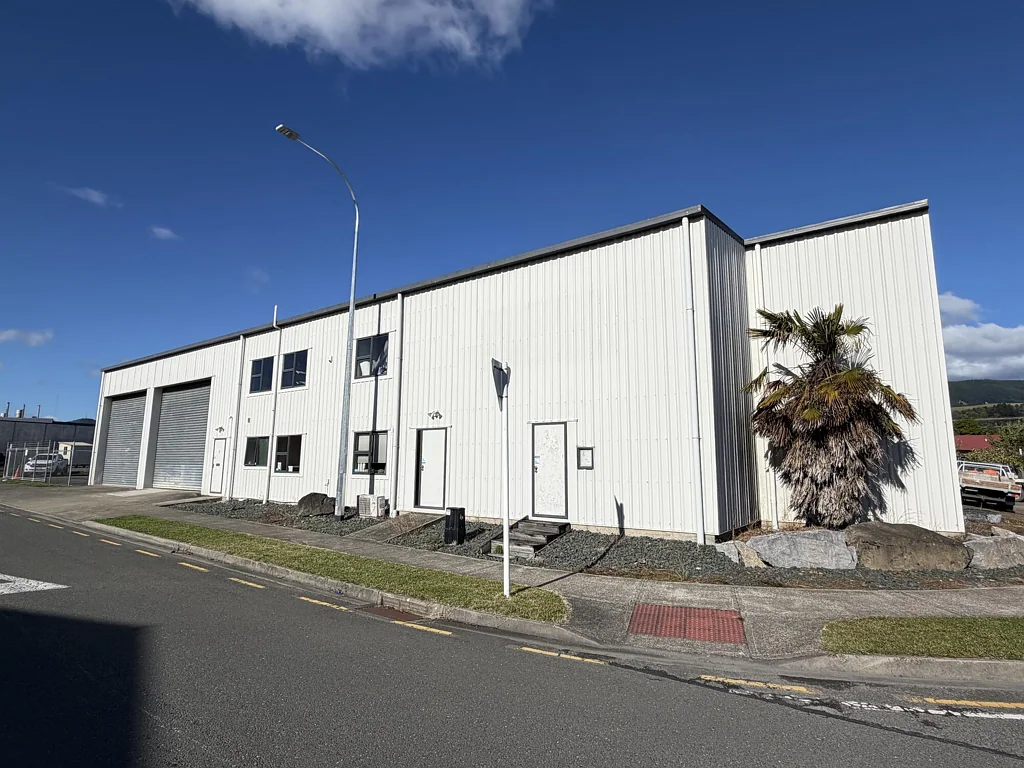 Stoke High-Stud warehouse with dual access & amenities