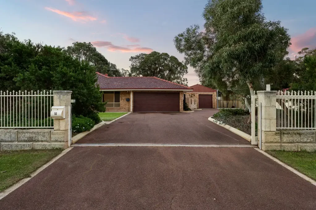 Greenfields 4房  Why: Because this sprawling family retreat offers manicured garden surrounds, poolside entertaining and a wealth of functional features throughout
