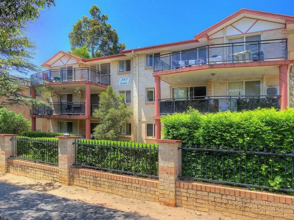 Wentworthville 2Phòng ngủ Just Like New Inside! Walk to Station!