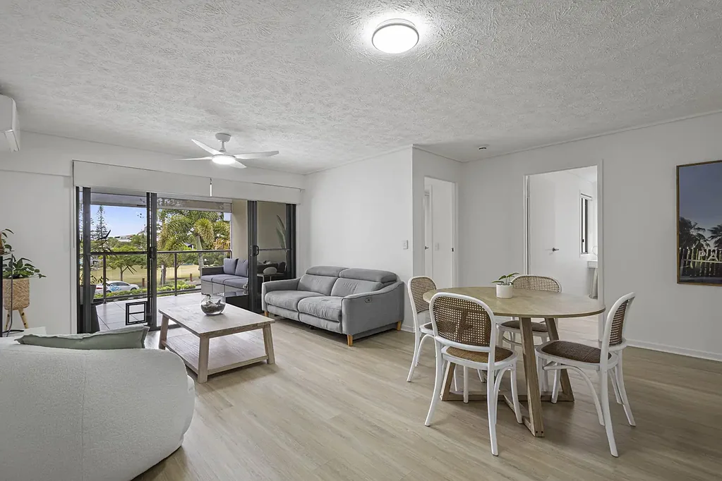 IMMACULATE 2 BEDROOM WATERFRONT UNIT $740p/w with increase in Sept to $770p/w