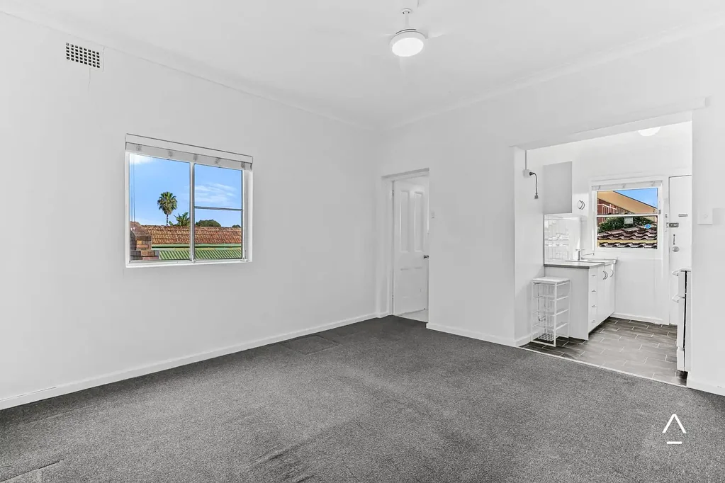 Spacious Top-Floor One-Bedroom Apartment in a Boutique Block