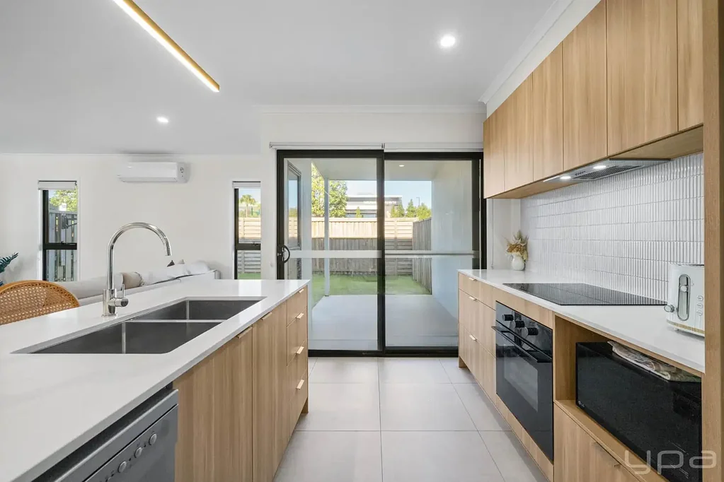 Pimpama 3Habitaciones FIRST TIME OFFERED — NEAR-NEW OWNER-OCCUPIED HOME IN BRANDON RESIDENCES