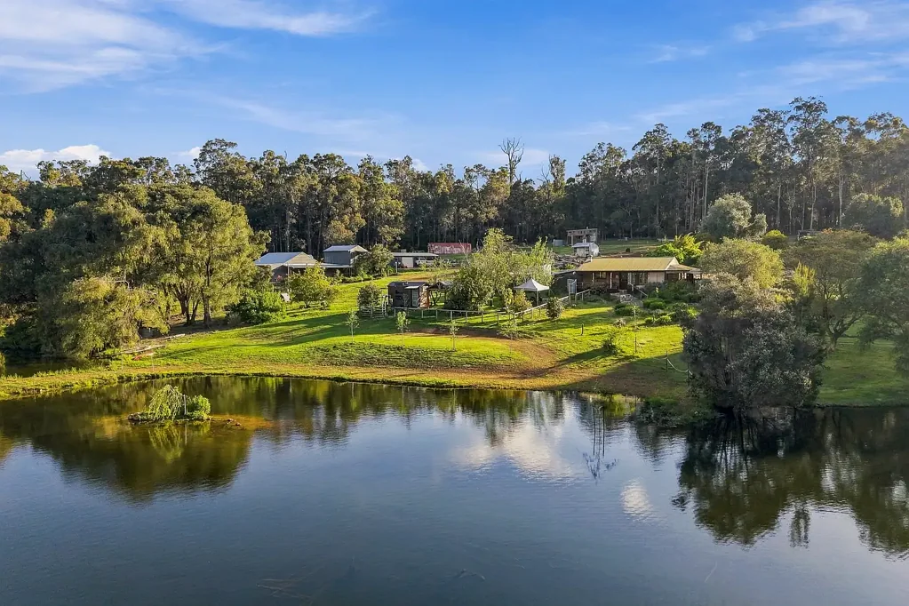 Pemberton 4房  Private Lake, Business Potential & A Lifestyle Like No Other