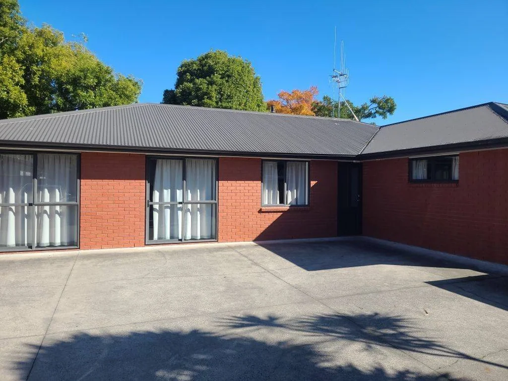 HILLCREST - 5 BEDROOM HOME