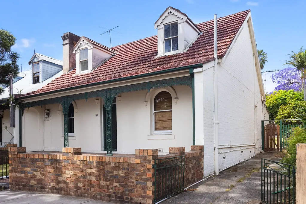 Dulwich Hill 4房 • Dulwich Hill四卧两层住宅
• 392平米土地，后院草坪，院内停车位
• 步行至咖啡馆、酒吧、啤酒厂、餐馆
• 便利前往城市交通、学校、公园
• 悉尼中心商务区9公里，生活便利多样，交通便捷 Large family home on 392sqm with great potential