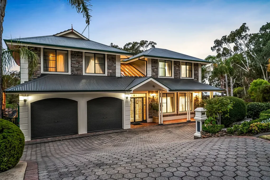 Athelstone 4ਬੈੱਡਰੂਮ High-Spec Contemporary Stunner Sweeps Across 3-Levels of Elite Living.