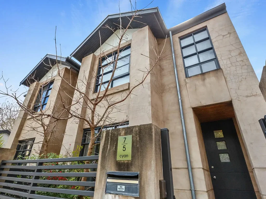 EXECUTIVE TOWNHOUSE IN GREAT LOCATION!