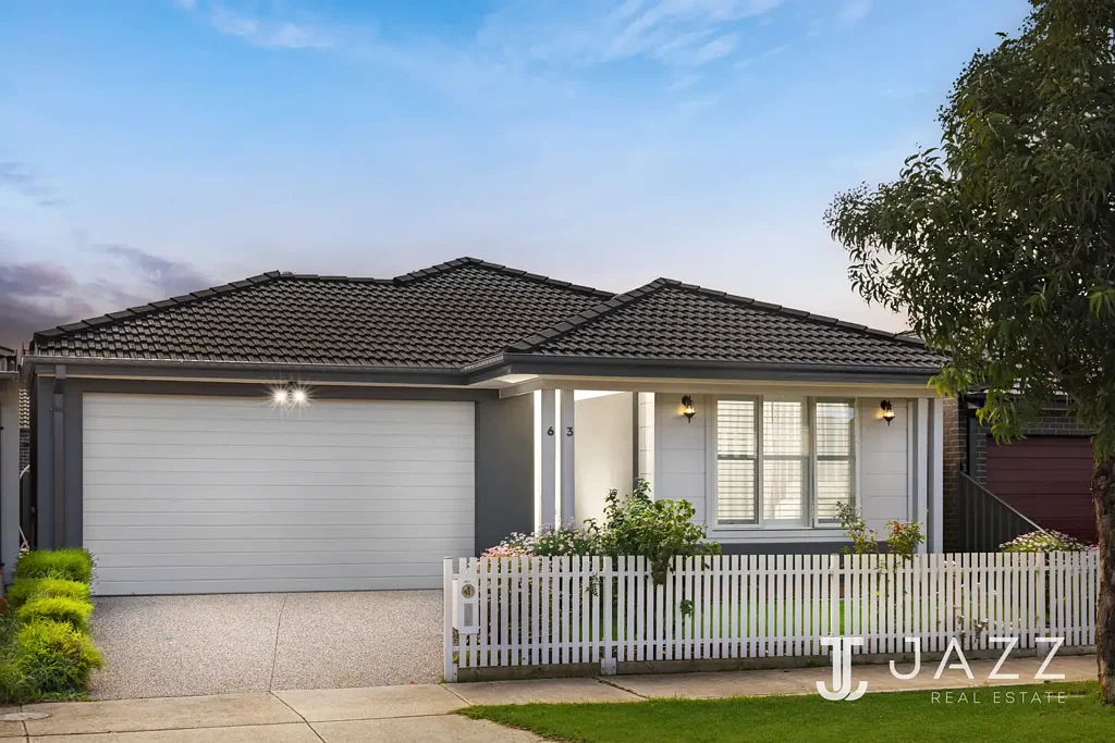 Tarneit 3房 汉普顿风格住宅 三间宽敞卧室 双车库带安全位 家庭友好后院 靠近优质学校 购物中心与公园 Warm, Welcoming & Wonderfully Located - Your Tarneit Dream Home