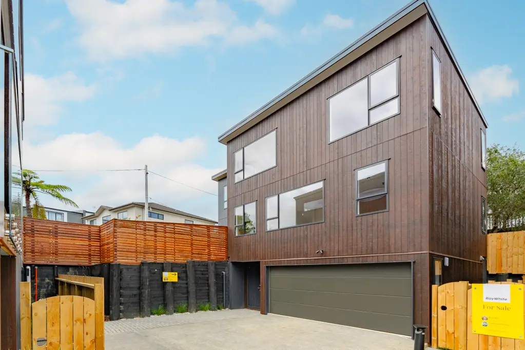 Forrest Hill 4 Bedroom Sun-Soaked & Standalone with Double Garage!