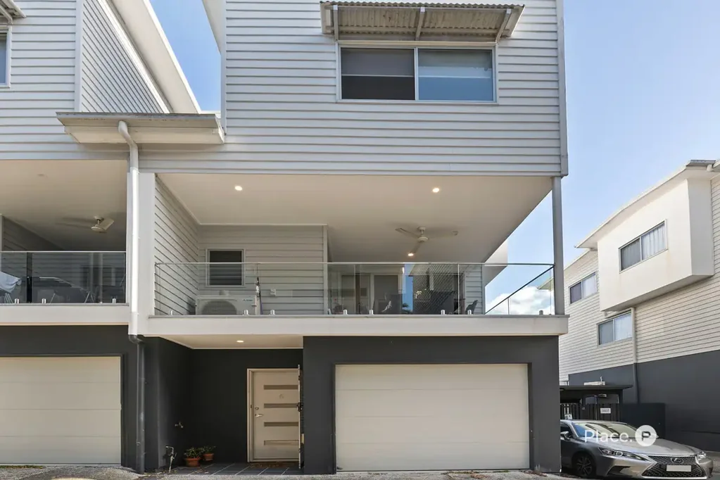 Annerley 4房 精品三角联排 四卧带主卫 欧洲Bosch电器 宽敞庭院 步行便利设施 Luxurious, Low-Maintenance Living