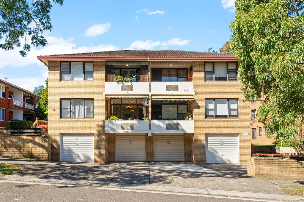West Ryde 2Kwarto Updated interiors | Elevated ground floor position | Ultra convenient riverside setting | A huge 101.7sqm…