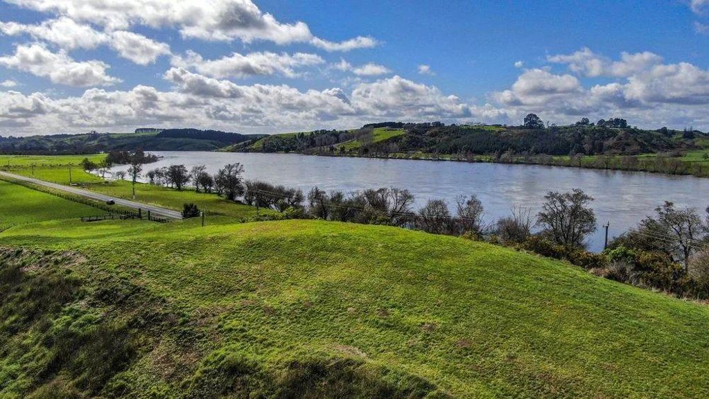 Pukekawa 2.2 Hectares of  Potential on the Waikato River!