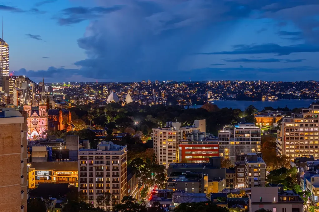 Surry Hills 3房 Wood Marsh设计 顶层景观壮丽 落地玻璃采光 时尚厨房 高端电器 安全地下车位 精英建筑特权 礼宾服务 健身房 Penthouse Sophistication with Panoramic Views In The Monument