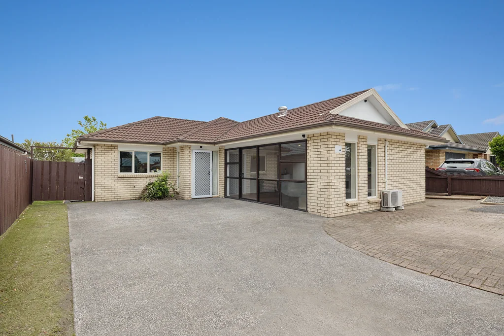 East Tamaki 3chambre Solid Brick Home in Botany School Zone