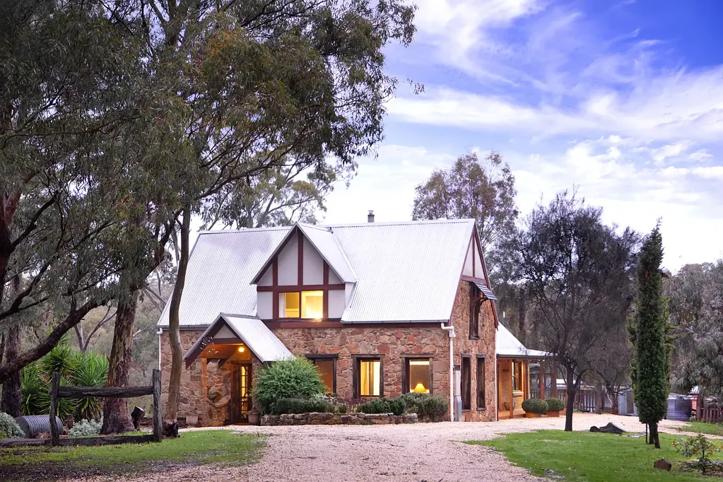 Yapeen 4房  Twelve acres of privacy, craftsmanship and country living