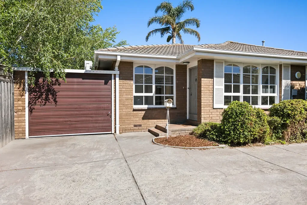 Cheltenham 2房 低维护隐居之所 开放式宽敞起居 分体空调系统 Sparkling厨房 全电器设备 大型食品储藏室 私密户外区域 两个双人卧室 嵌入式衣柜 明亮中部浴室 方便独立WC 车库 社区公园毗邻 步行公交车站 优质学校近便 Light, Bright and Well-Presented