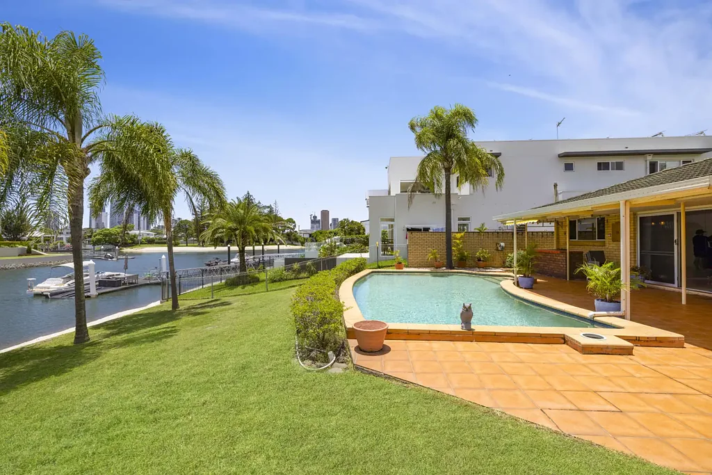 Broadbeach Waters 4房  The vision is approved. The opportunity is yours.