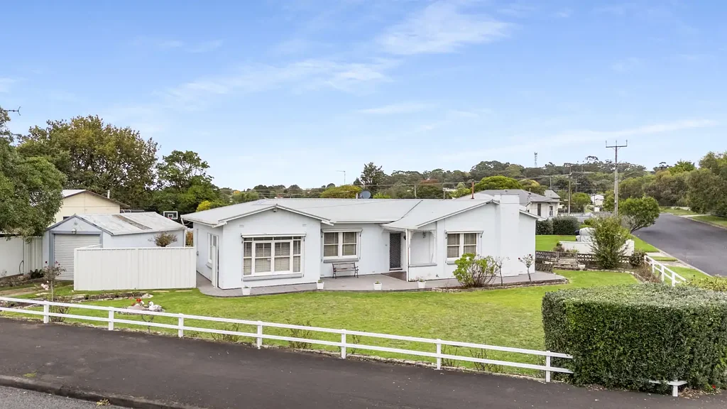 Mount Gambier 4房  Renovator's Dream with Shedding and Classic Charm