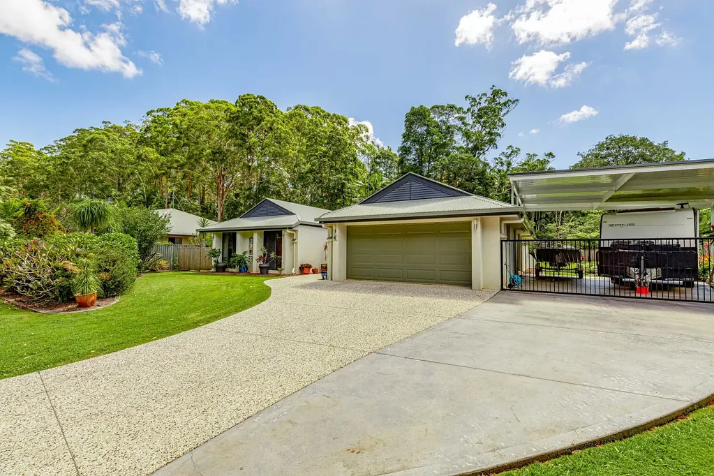Mapleton 4部屋 Experience the best of hinterland living in this spacious, single-level home, offering ample room for your caravan, boat, or trailer