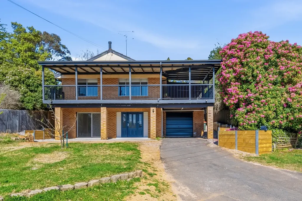 SPACIOUS SOUTH KATOOMBA FAMILY HOME