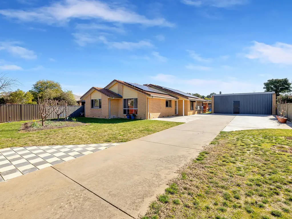 Benalla 3침실 FAMILY LIVING WITH SPACE, STYLE AND SHEDDING IN A PRIME LOCATION