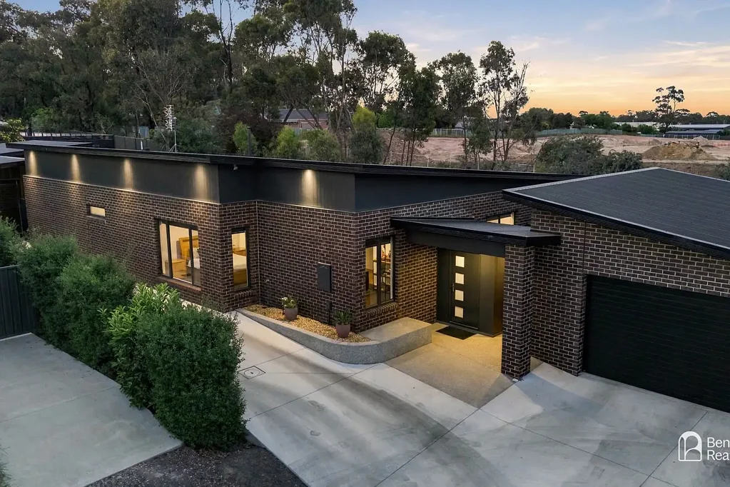 Strathdale 4房  High Design Credentials for As-New Home.