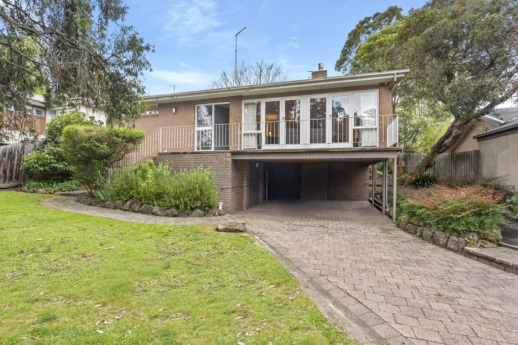 Eltham 3 Slaapkamer Elevated Position, Generous Land, Enviable Location & Endless Possibilities