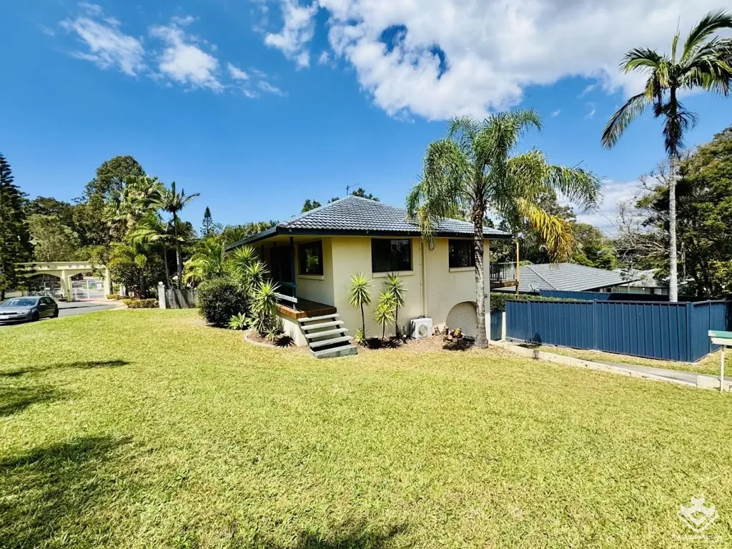 Ashmore 3બેડરૂમ Elevated Family Home in Ashmore.