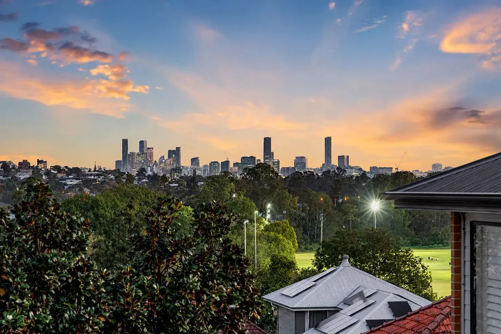 Nundah 5ਬੈੱਡਰੂਮ Luxurious 5-Bed Nundah home with CITY Views!